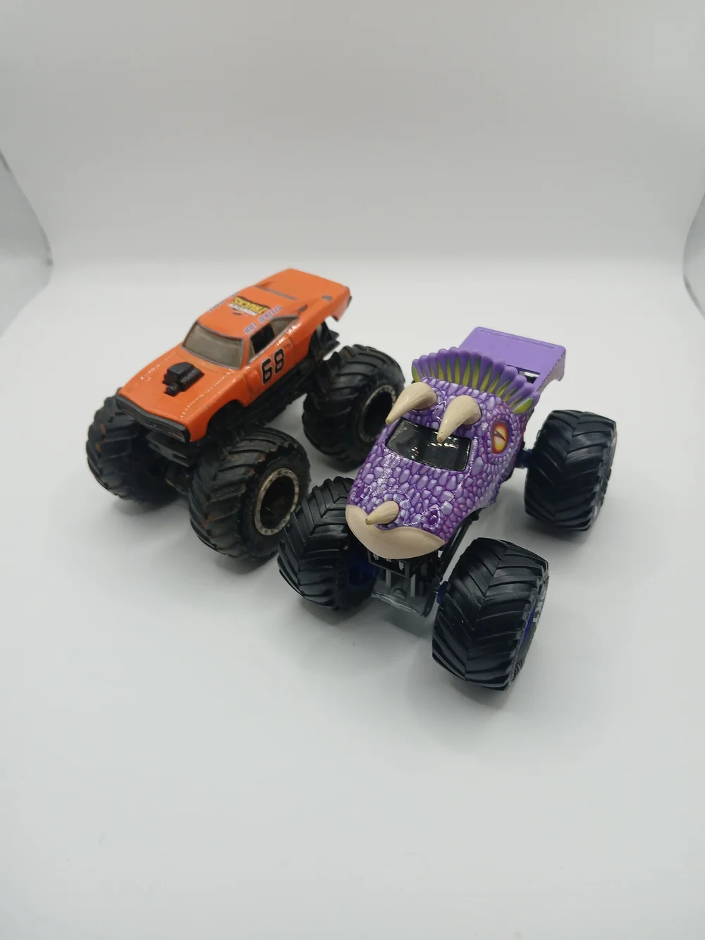 Monster Jam 1:64 Scale Spin Master Jam‎ Jurassic & Dodge Charger R/T 68' Trucks